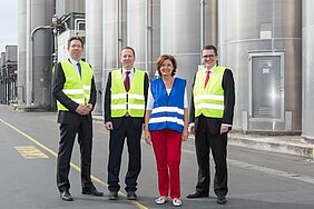 Ministerpräsidentin Malu Dreyer gemeinsam mit der Geschäftsführung der Polymer-Holding GmbH (von rechts: Dr. Gerald Hauf, Dirk Breitbach, Jochen Eichstädt).